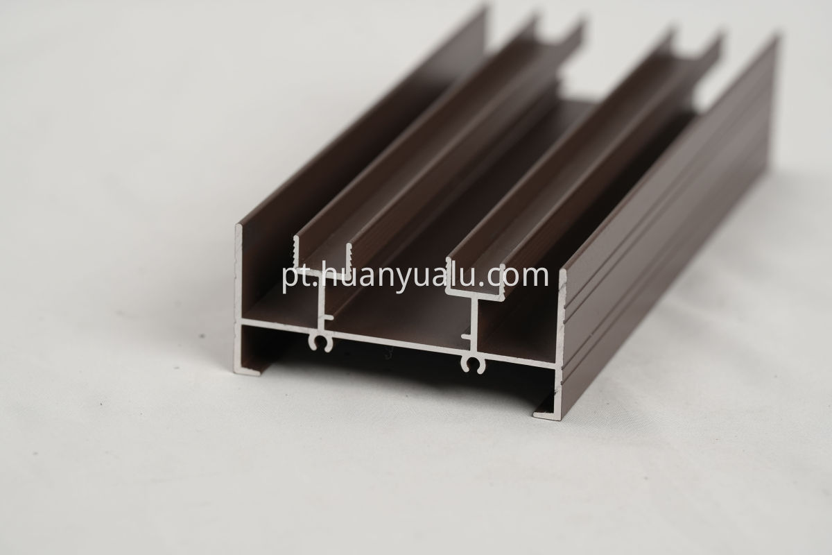 Perfis de porta e janela pintadas por spray Spray painted door and window profiles